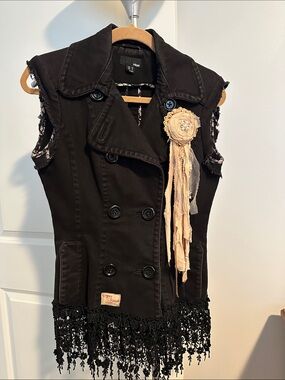Gypsy South Black Sleeveless Trench Vest with Beige Rosette Accent Sz 6